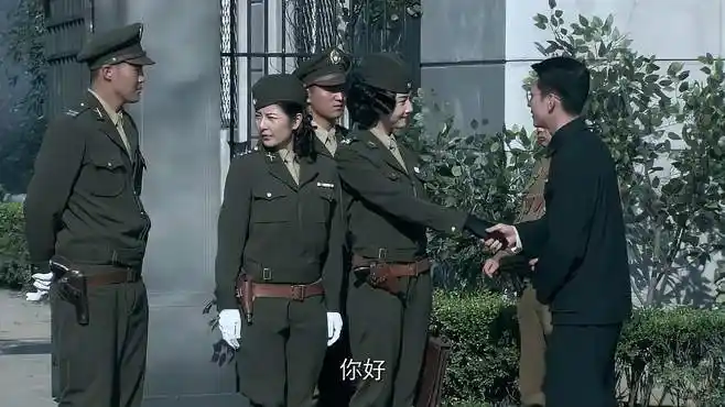 决战江南:女特务刚下火车,就去找失散多年的妈妈和妹妹-影视综视频