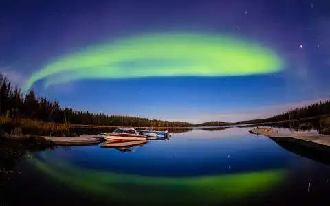 极光borealis湖码头船星星反射高清壁纸