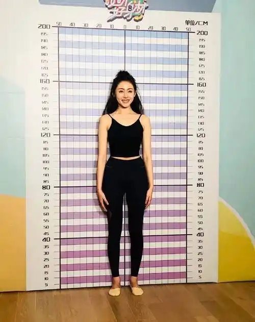 上半身短,下半身长,腰还这么细,张天爱的黄金比例太难得了.