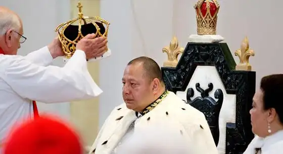 在2012年3月18日登基成为汤加国王,并于2015年7月正式加冕.