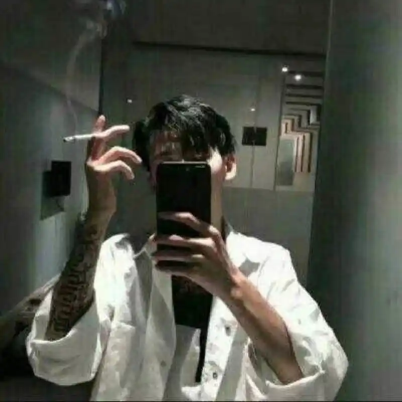 霸气抽烟男生头像