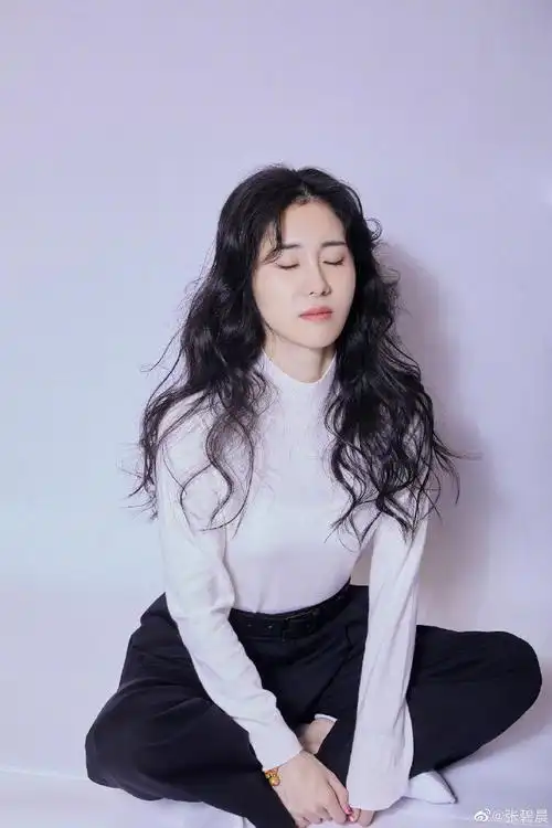 白色毛衣随拍##张碧晨晒随拍九宫格#一套因为屁股蹲儿摔出来的照片