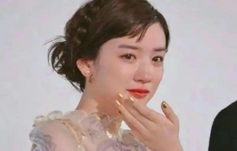 镜头一:含泪的微笑.