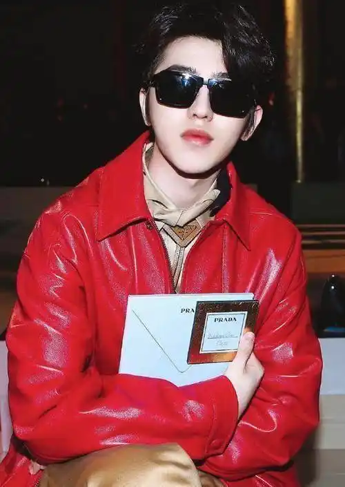 其实她才是蹭座的人_蔡徐坤_八卦_网友