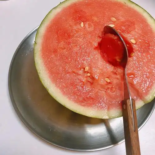 突然就很吃西瓜请问下大家吃西瓜吐不吐籽?我不吐,肚子.