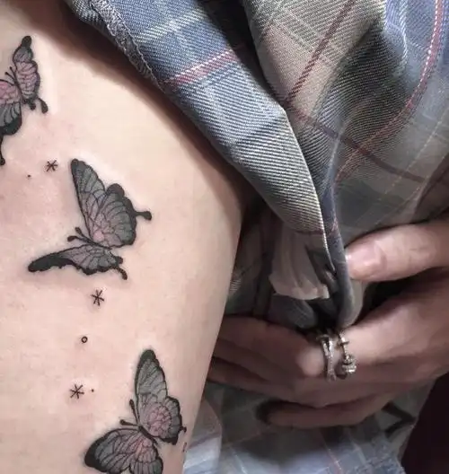 蝴蝶大腿纹身