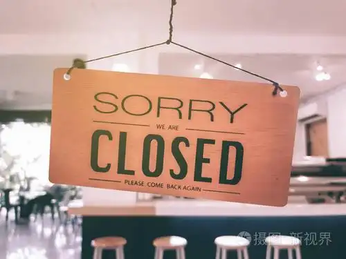 对不起,我们关门了,挂在咖啡店的门上.