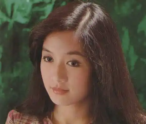 "情窦初开,她期待着爱情的美好结局.