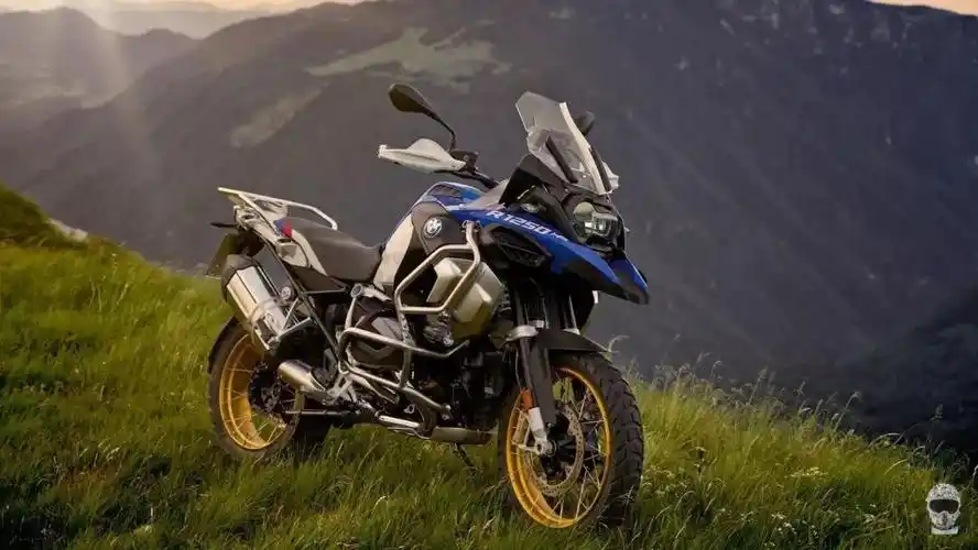 而新款更强大的"宝马水鸟adv"建立在基础r1250 gs平台上,在此基础上