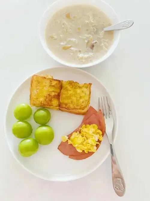 今日早餐搭配牛奶炖银耳