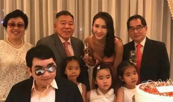 黎姿:嫁给大15岁的残疾丈夫,生下三个女儿,如今婚姻状况如何?