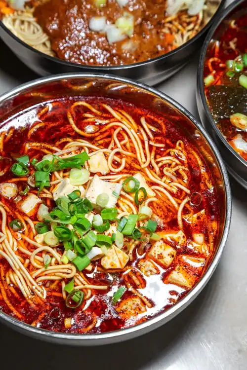 豆腐面的灵魂就在于豆腐,嫩豆腐藏匿在红油之中显,光看颜色就足够入味