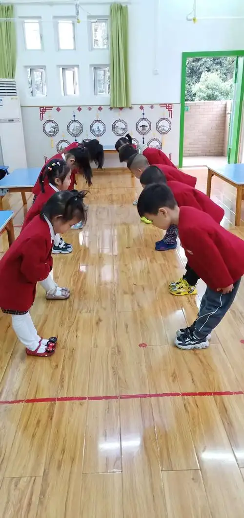 孩子们是越来越有礼貌啦!每天来园都跟老师,小朋友鞠躬问好,爱的抱抱.