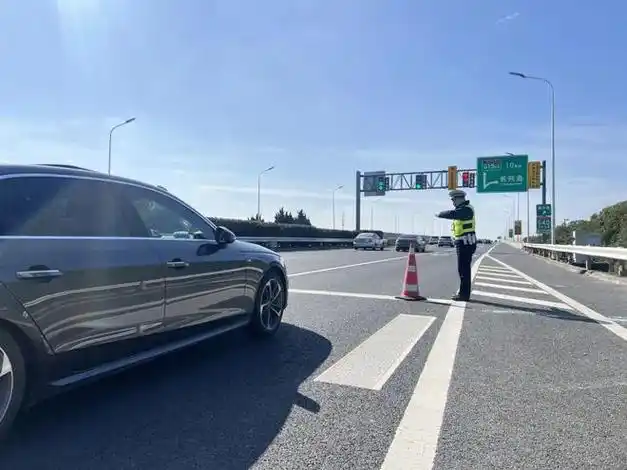 全市交警部门多策并举应对春节高速返程车流高峰