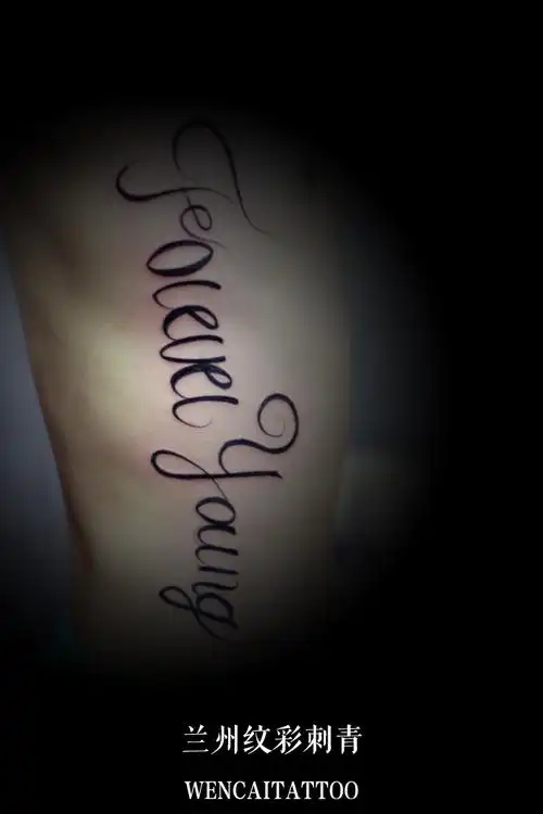 兰州帅气的常先生侧腰大花体英文纹身