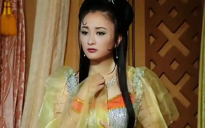 西游记续集:白面狐狸,艳惊四座,美后之名当之无愧 #西游记续集 #虞梦