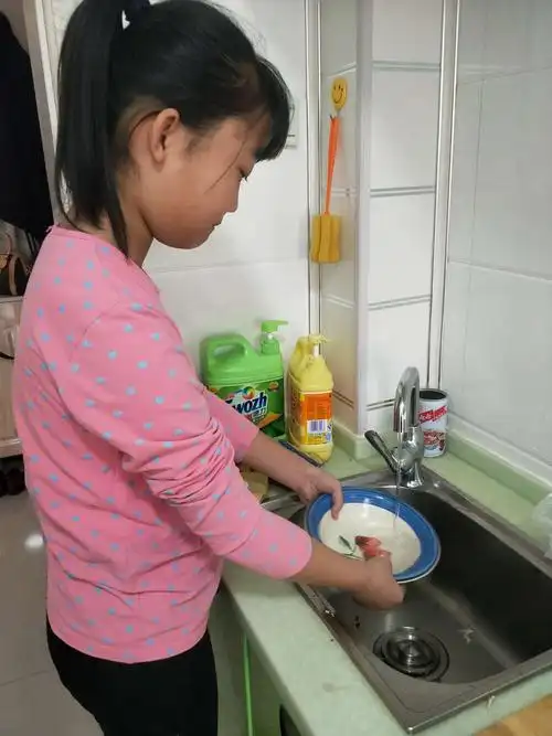 快要过年了,我帮着父母在洗碗.