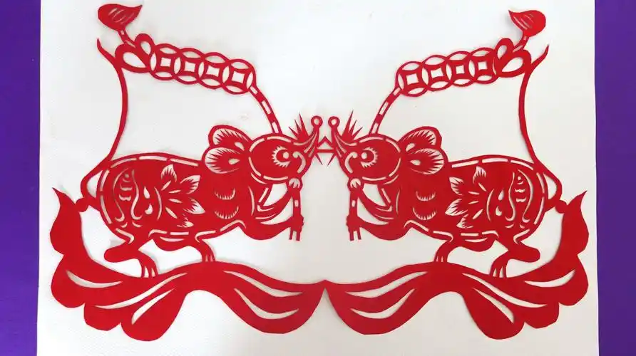 老鼠剪纸,把古钱币和小老鼠相结合的一幅剪纸作品,寓意属你有钱