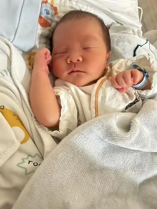 这是出生第一天拍的照片!#愿宝贝 - 抖音
