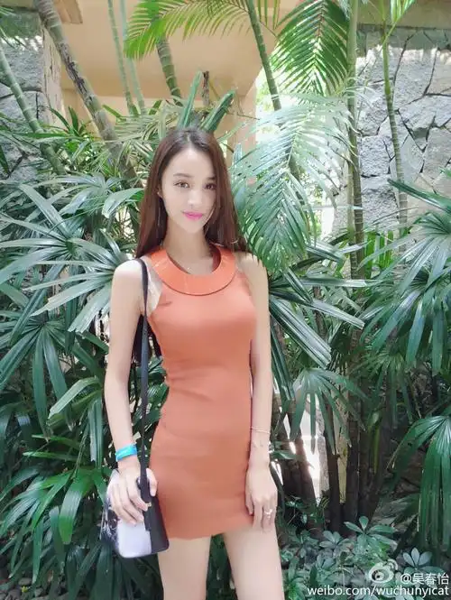 近日,湖南师范大学校花吴春怡晒出一组礼服照,照片中的吴春怡雍容华贵