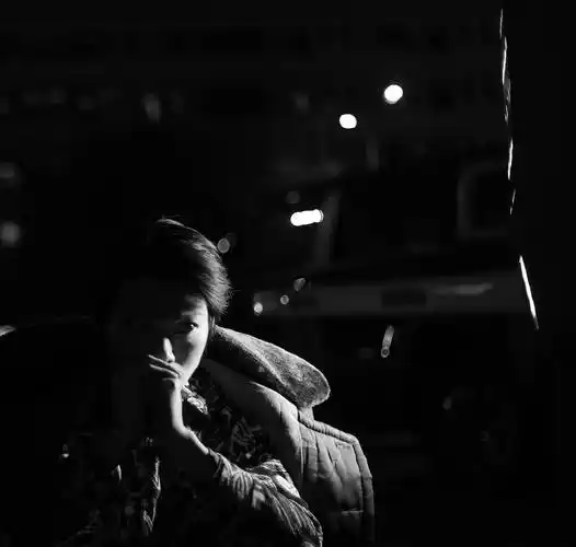 深圳楼市能不能救?深圳小伙一首《抱紧我深圳》唱出了深漂的无奈