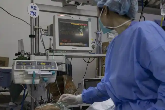 直击瑞金医院急诊抢救室:我们已经是满负荷救治