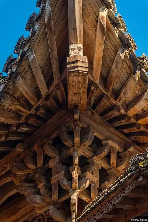 它有一定的装饰作用,又是建筑屋顶和屋身立面上的过渡.此外,还作为