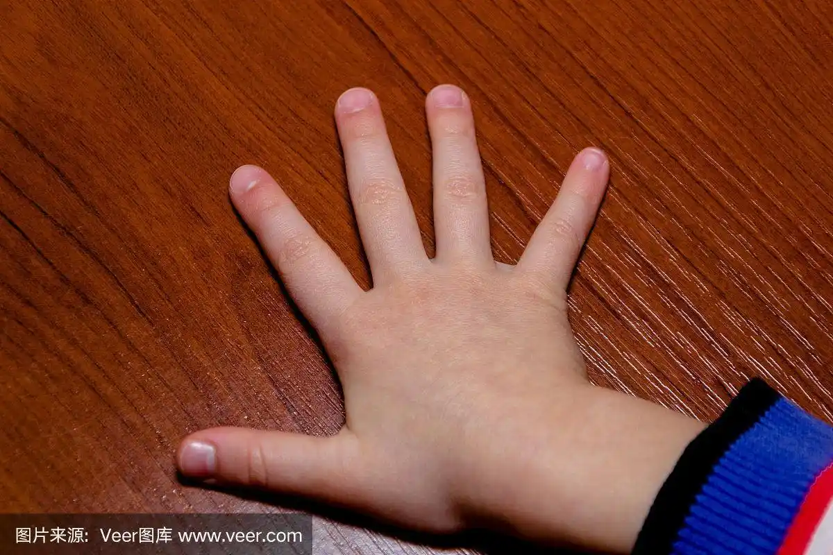 孩子的手显示五个手指孤立的木材背景.女孩