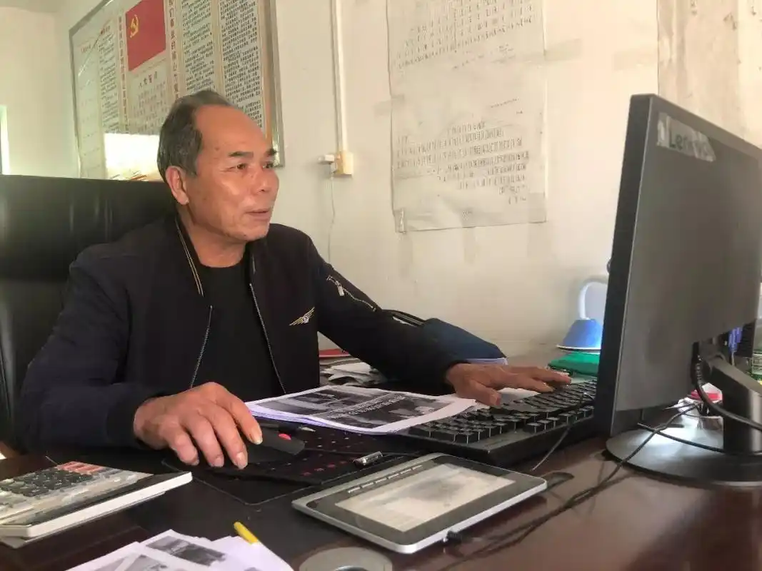 李富平在办公室里工作