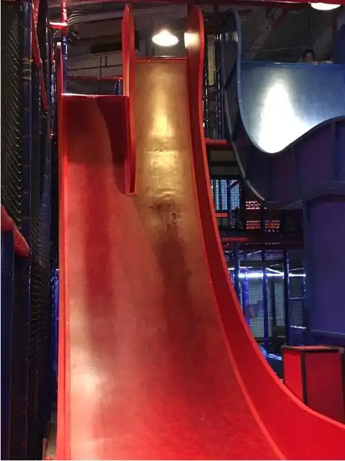 游乐园魔鬼滑梯体验飞翔的刺激