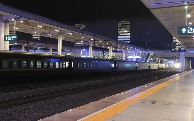 k807次列车进杭州南站,交汇x106次列车上行通过