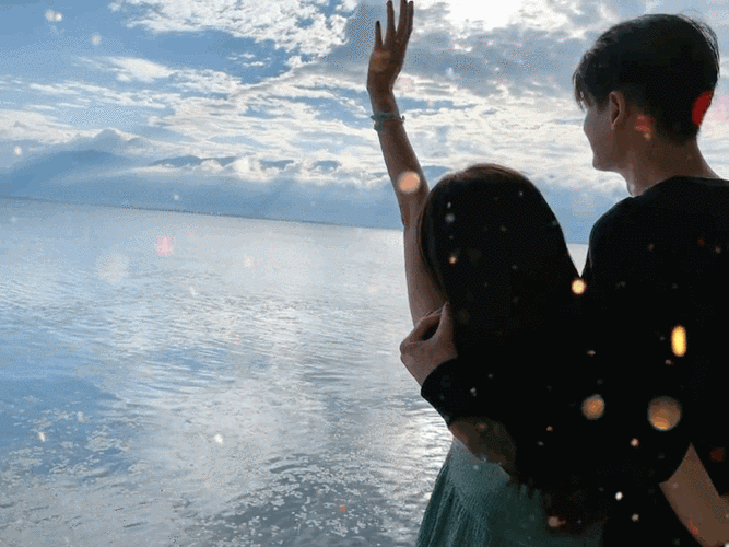 郭品超官宣恋情后秀恩爱和小19岁女友海边搂腰牵手深情对视超甜