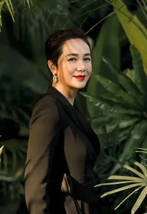 因为如果蒋雯丽和顾长卫离婚,虽然说蒋雯丽是一名实力派演员,但顾长卫