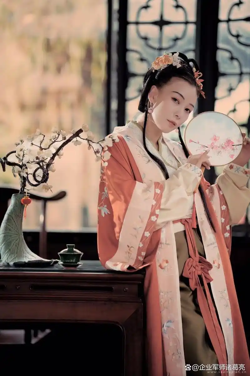 戴花执扇小憩的古装美女日常古风写真图片