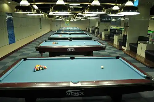 现代工装台球厅台球桌大型时尚的台球俱乐部设计装修效果图