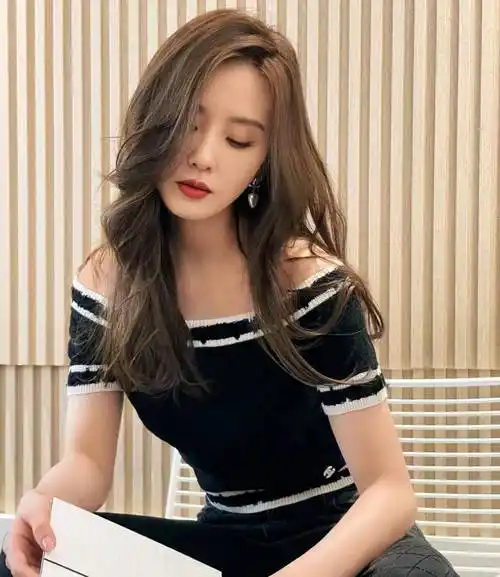 34岁的刘诗诗女人味越来越浓了,她的穿搭和妆发思路,很值得借鉴-服装