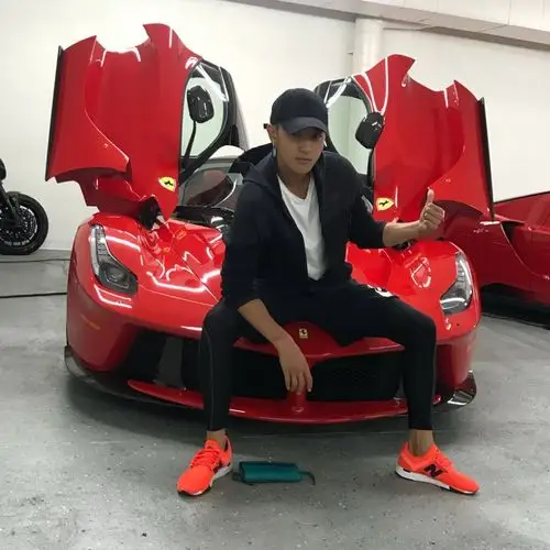 他的车库停满了法拉利黄子韬慕名去参观也只能坐一坐