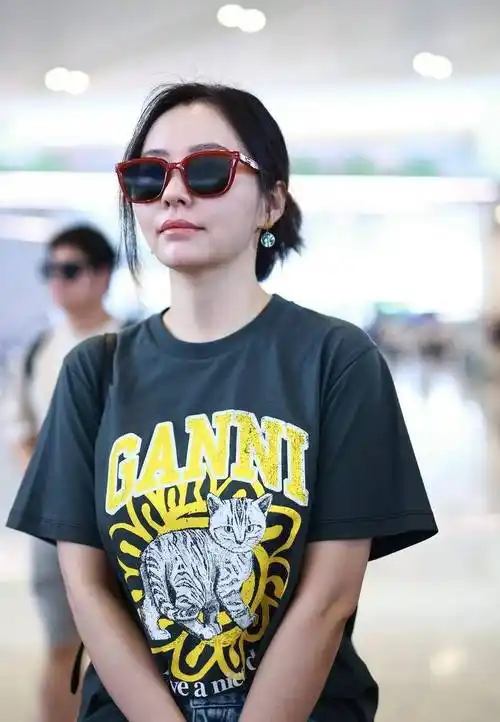 张靓颖素颜走机场,穿宽松t恤看不出傲人身材,墨镜遮面休闲帅气