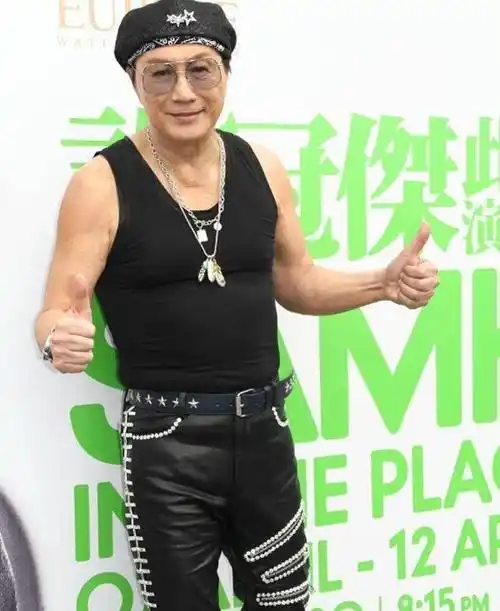 74岁歌神许冠杰街头演唱被嘲没钱养老,知名音乐人批:无知最可怜