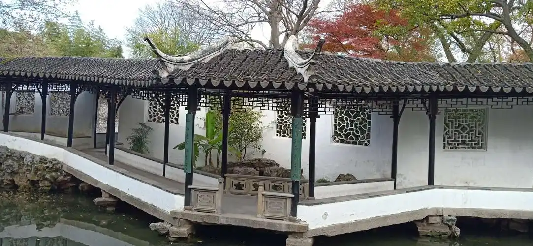 廊桥"小飞虹"倒映在水中,犹如彩虹,小飞虹是苏州园林中唯一的一座廊桥