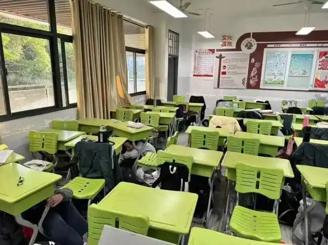 杨桥中学组织开展防震减灾应急疏散演练活动