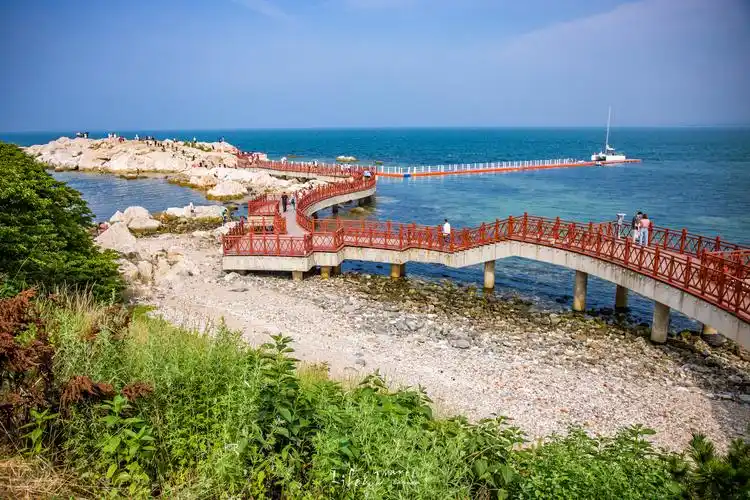 天马广场,位于养马岛的入岛口,是养马岛旅游度假区总体规划中唯一的