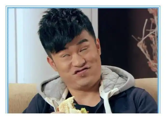 曾小贤性格善良,乐于助人,在剧中经常留着斜刘海发型,笑起来的样子