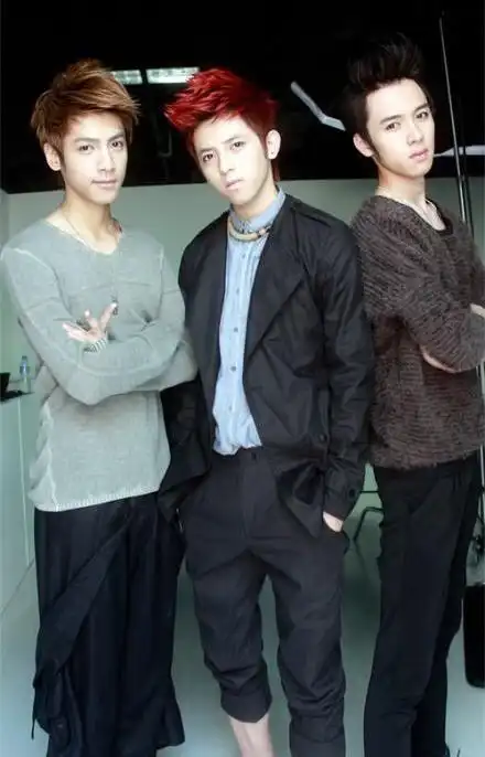 朋友的建议,他抱着试一试的心态做了一名练习生,从而进入jboy3组合,在