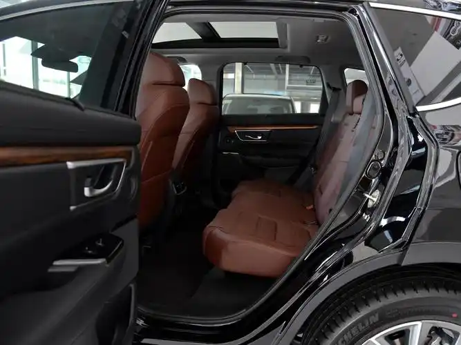 该车后排座椅支持靠背调节,并配备了加热,后排侧隐私玻璃,出风口,后排