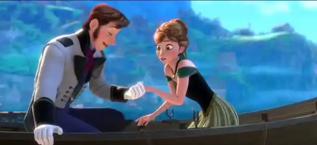 冰雪奇缘:汉斯王子知道面前是公主,立即变成很有礼貌,故意接近她!