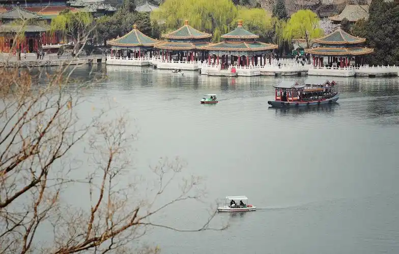 初春时节在北海公园荡起双桨