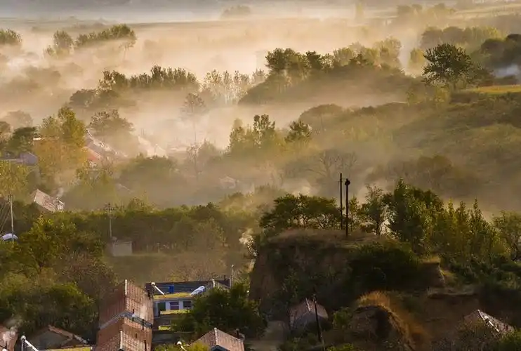 炊烟袅袅绕山村