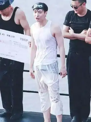 《极限挑战》节目最后高能预警,张艺兴掉进水桶湿身露下体,黑色内裤若