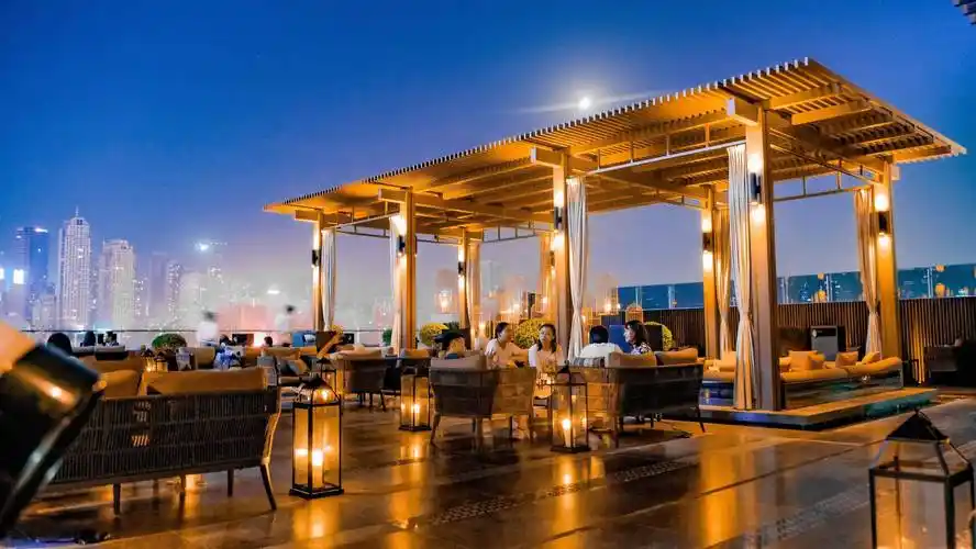 给我的感觉还真的没有广州闷热,一入夜就更为凉爽,坐在露天吧吹吹风